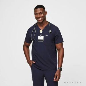 Figs Men's Navy Scrub Set
